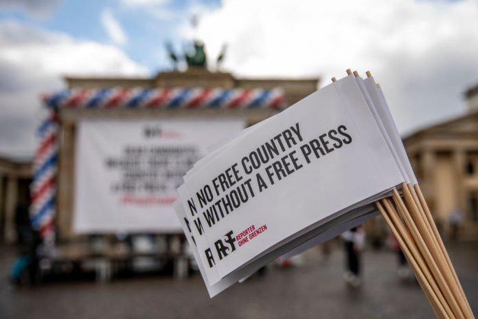 I sostenitori di Reporter Senza Frontiere (RSF) protestano davanti alla Porta di Brandeburgo il 7 ottobre 2020 a Berlino, Germania. L'indice annuale della libertà di stampa di RSF è stato cauto nel tracciare il corretto parallelo tra la crescente censura dei media e dell'informazione riscontrata in America, basandosi sulla pandemia di SARS-CoV-2 come scusa, e su come il Partito Comunista Cinese conduce gli affari nel suo territorio. (Immagine: Maja Hitij/Getty Images)