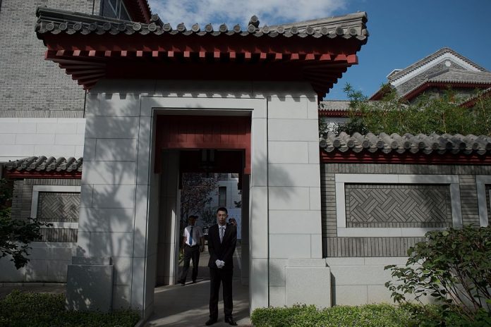 Ingresso principale del collegio Schwarzman presso l'università Tsinghua di Pechino, il 10 settembre 2016. Il furto di proprietà intellettuale del Partito Comunista Cinese e la politica estera asimmetrica hanno portato a fastidiose perdite per il mondo libero. (Immagine: NICOLAS ASFOURI / AFP tramite Getty Images)